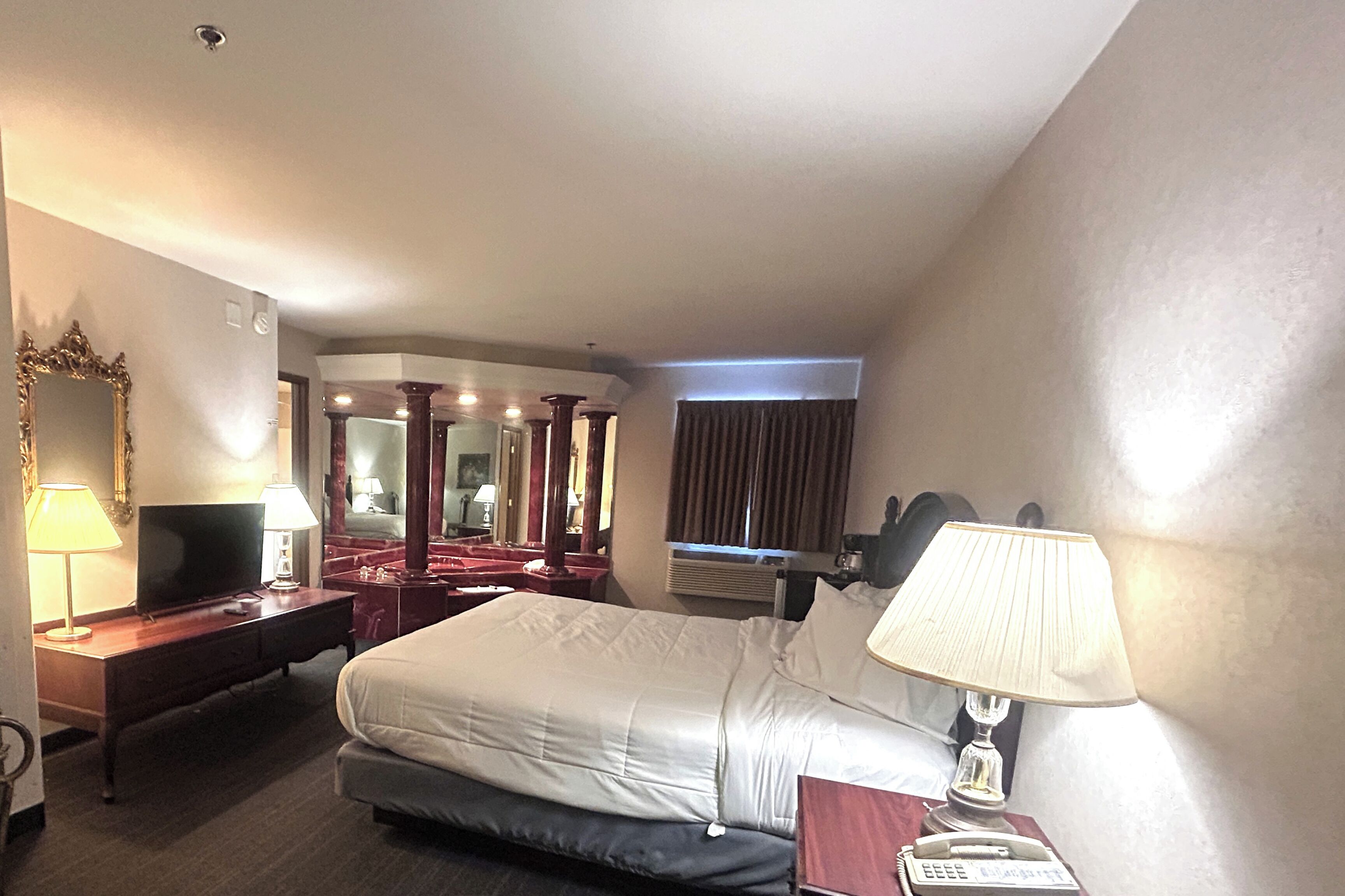 Zimmer, 1 King-Bett, Nichtraucher, Whirlpool | Bügeleisen/Bügelbrett, kostenloses WLAN, Bettwäsche