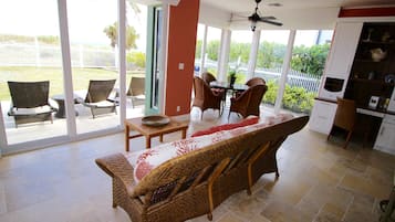 Vila superluxo, 4 quartos, vista para a praia, ao lado da praia | Sala de estar | TV de tela plana, filmes pagos
