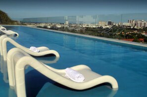 Outdoor pool - Hotel Serramar (Rio de Janeiro)