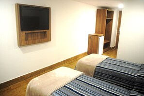 Minibar, desk, blackout drapes, iron/ironing board - Hotel Serramar (Rio de Janeiro)