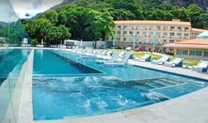 Outdoor pool - Hotel Serramar (Rio de Janeiro)