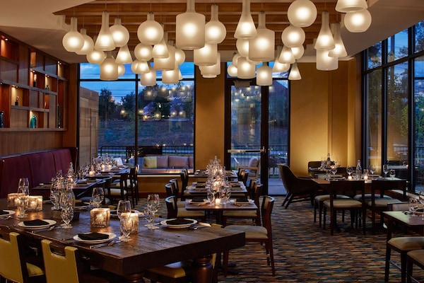 Breakfast and dinner served