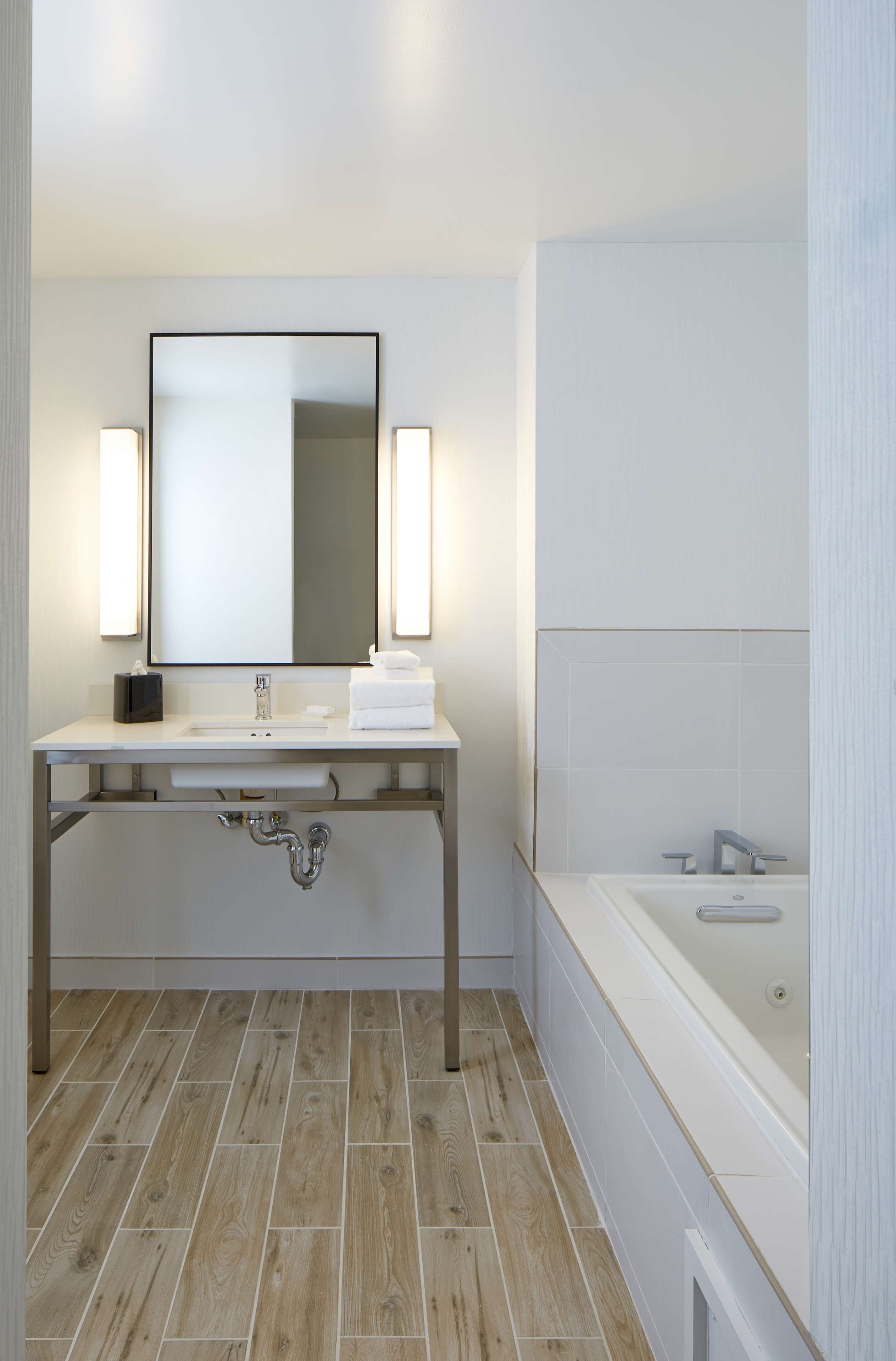 suite, 1 king bed, non smoking | bathroom | free toiletries, towels