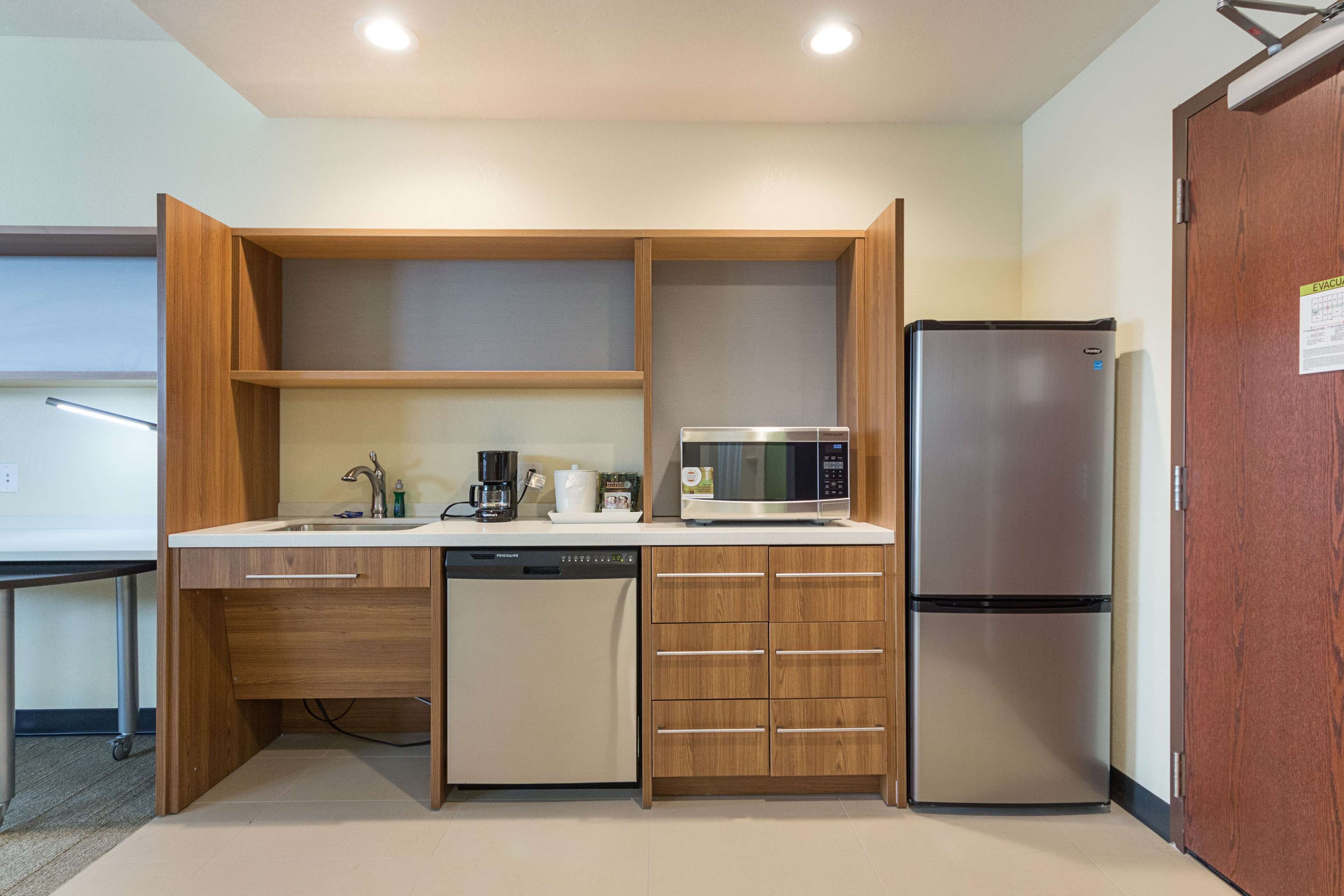 Coffee/tea maker, full-sized fridge, microwave, dishwasher