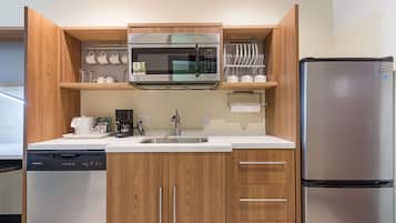 Full-size fridge, microwave, dishwasher, coffee/tea maker