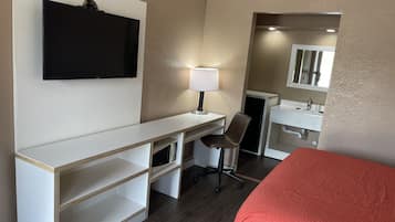 1 habitación, decoración personalizada, muebles diferentes y escritorio