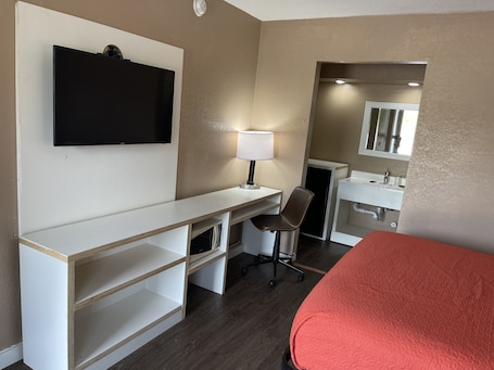 1 habitación, decoración personalizada, muebles diferentes y escritorio