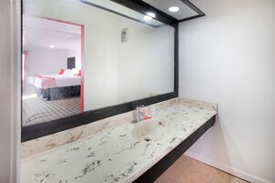 Quarto, 2 camas de casal | Pia do banheiro