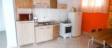 Apartamento, 1 habitación | Cocina privada | Frigorífico, microondas, horno y utensilios de cocina