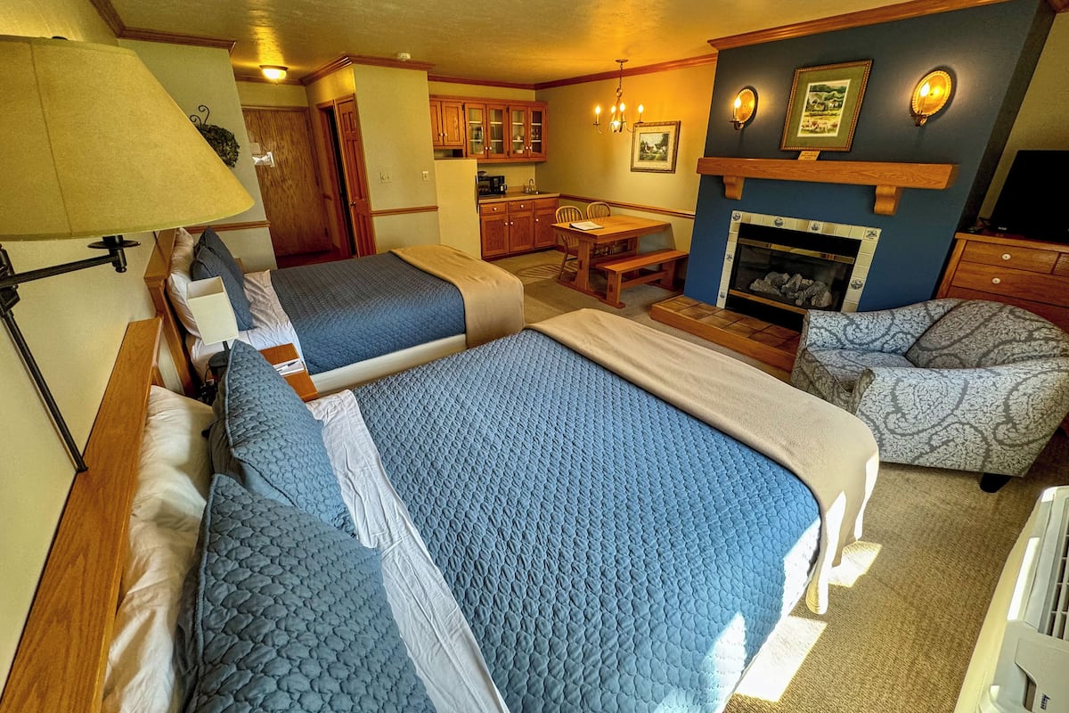 Room, 2 Queen Beds (Courtyard) | Free cribs/infant beds, free rollaway beds, free WiFi, bed sheets