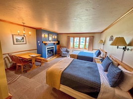 Quarto, 2 camas Queen (Courtyard) | Berços grátis, camas extras/dobráveis, Wi-Fi de cortesia, roupa de cama