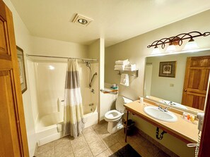 Basic Room, 1 King Bed, Accessible | Bathroom | Free toiletries, towels, soap, shampoo