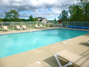Seasonal outdoor pool, pool umbrellas, sun loungers - Settlement Inn & Lavender Spa (Fish Creek)