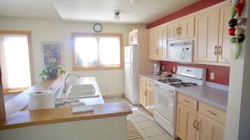 Suite (Coach House) | Private kitchen | Microwave, coffee/tea maker, cookware/dishes/utensils