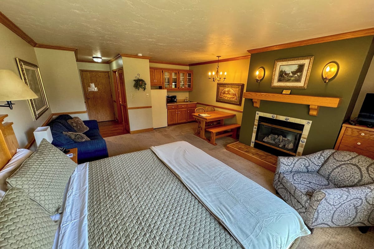 Room, 1 King Bed with Sofa bed (Courtyard) | Free cribs/infant beds, free rollaway beds, free WiFi, bed sheets