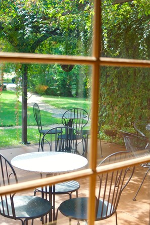 Terrace/patio - Settlement Inn & Lavender Spa (Fish Creek)