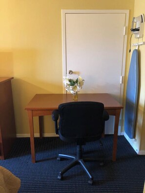 Desk, laptop workspace, iron/ironing board, free WiFi - America's Best Inn (Savannah)