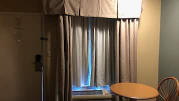 Schreibtisch, laptopgeeigneter Arbeitsplatz, Bügeleisen/Bügelbrett