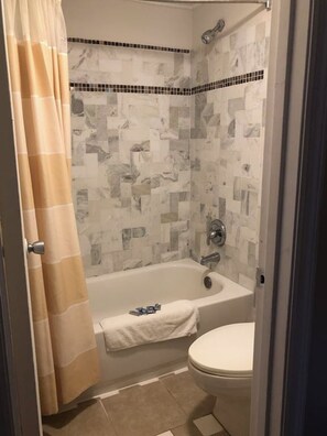Combined shower/tub, free toiletries, hair dryer, towels - America's Best Inn (Savannah)