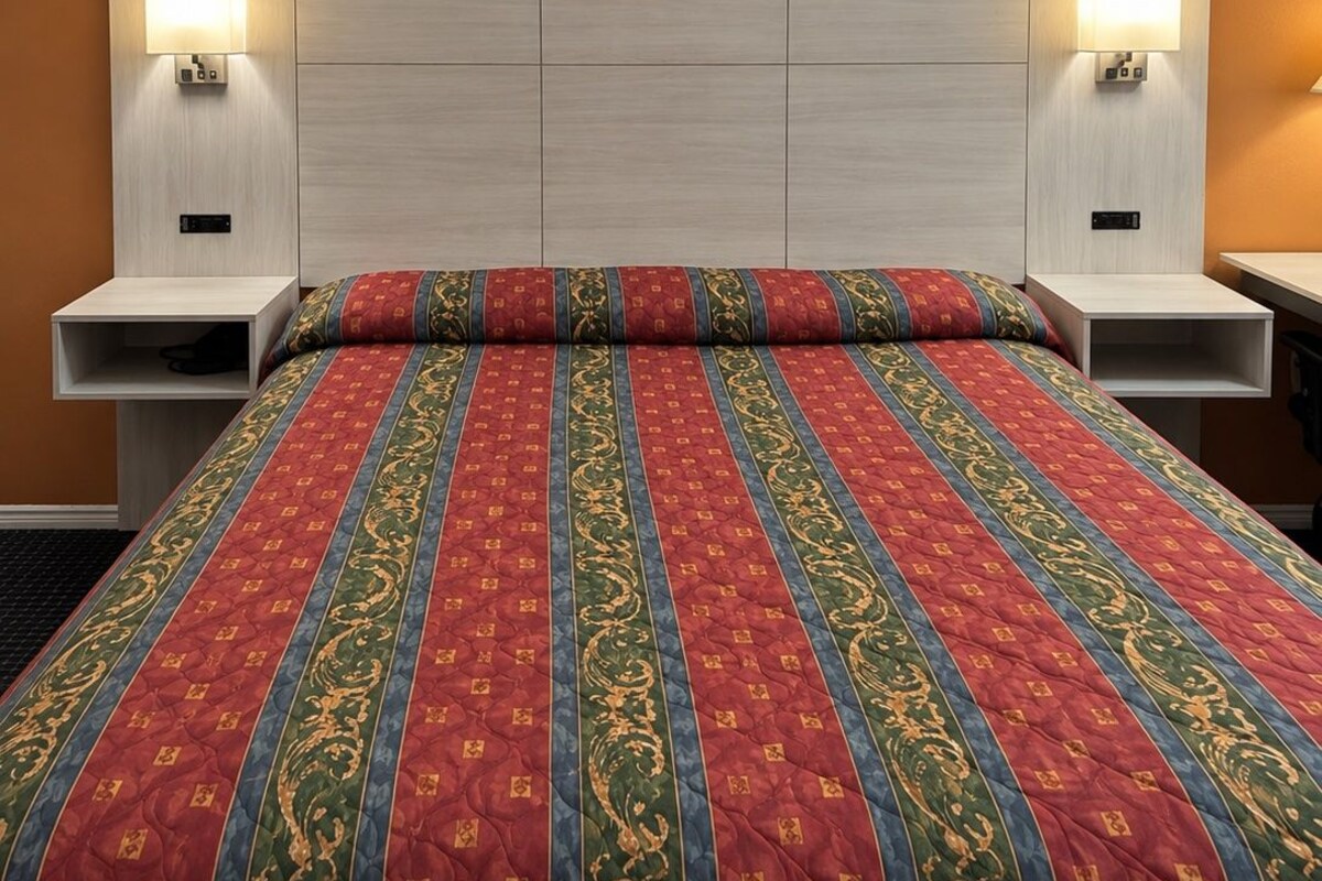 Premier Room, 1 King Bed, Non Smoking | Living area | 32-inch flat-screen TV with cable channels, TV