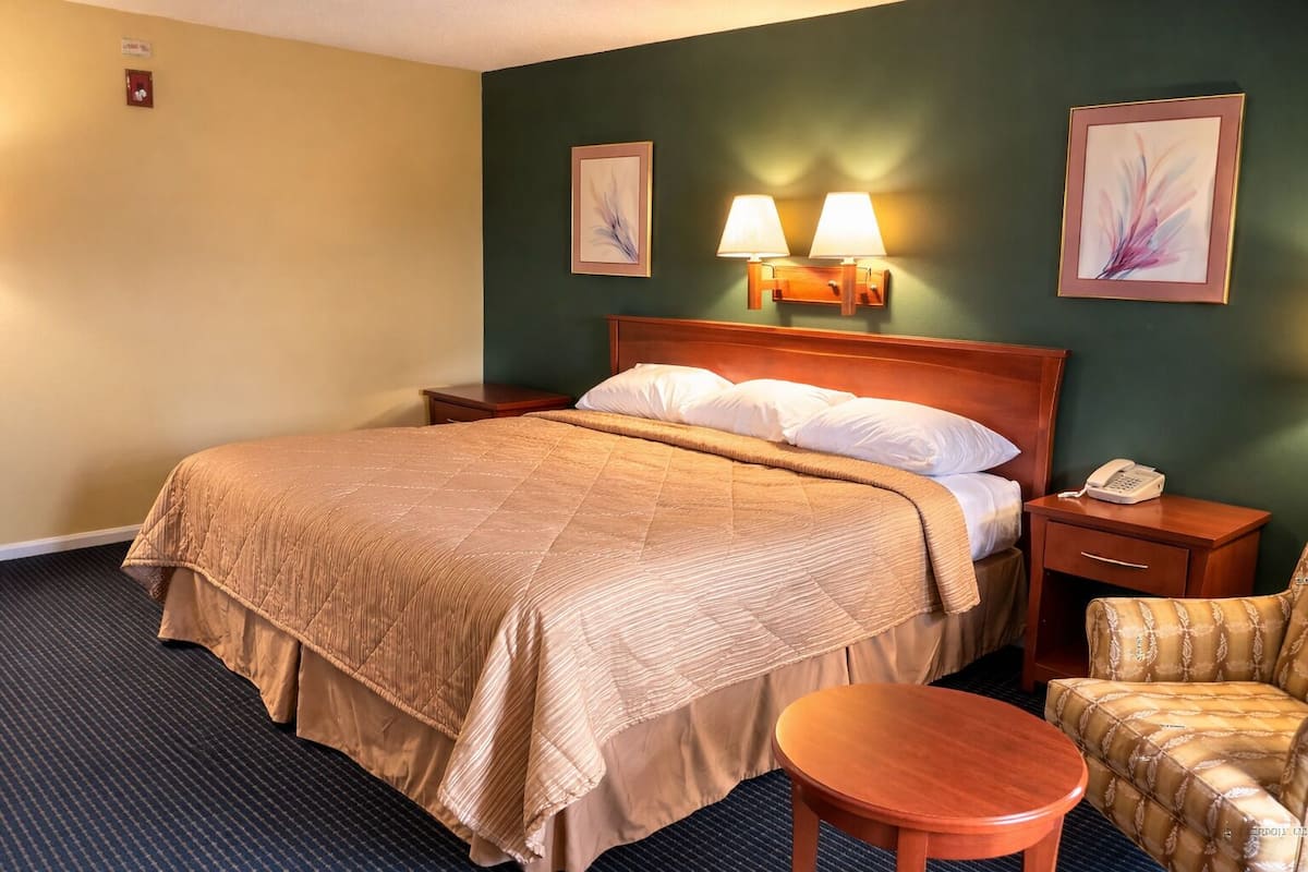 Desk, laptop workspace, iron/ironing board, free WiFi