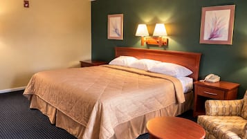 Desk, laptop workspace, iron/ironing board, free WiFi