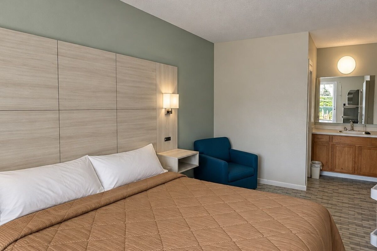 Superior Room, 1 King Bed, Non Smoking | Desk, laptop workspace, iron/ironing board (on request), WiFi (free)