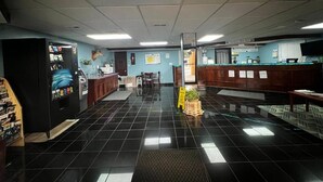 Eine Lobby mit Verkaufsautomaten, einer Rezeption und einer Theke.
