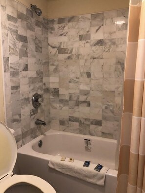 Combined shower/tub, free toiletries, hair dryer, towels - America's Best Inn (Savannah)