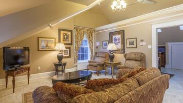 Executive Penthouse, 1 Bedroom, Kitchen, Harbour View | Living area