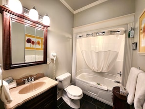 Suite supérieure, 1 trÚs grand lit | Salle de bain | Articles de toilette (gratuits), séchoir à cheveux, serviettes fournies