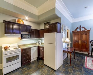 Suite estudio ejecutiva, 1 cama de matrimonio grande | Cocina privada | Frigorífico, microondas, cafetera o tetera y hervidor eléctrico