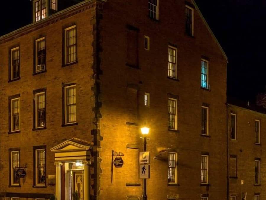 Fachada de la propiedad por la tarde o noche