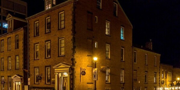 Façade de lâhĂ©bergement â soirĂ©e/nuit