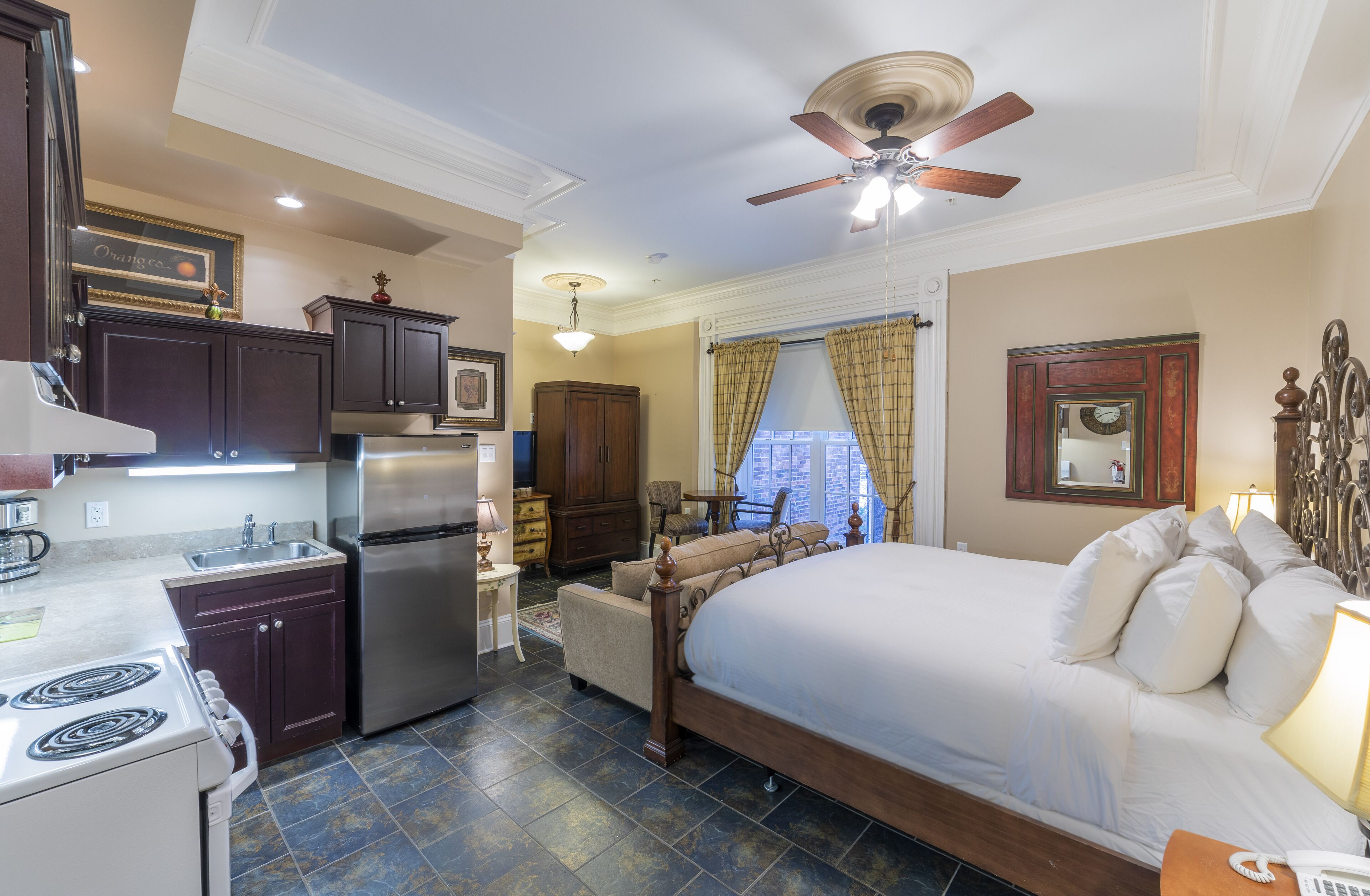 エグゼクティブ スタジオスイート キングベッド 1 台 | 客室ごとに異なる装飾、客室ごとに異なるインテリア、アイロン / アイロン台、WiFi (無料)