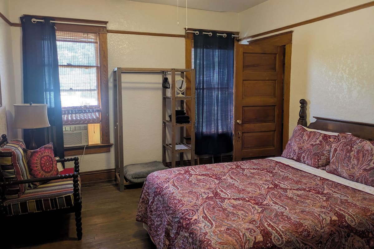 Private Bath, Queen Bed | 1 bedroom, individually furnished, bed sheets
