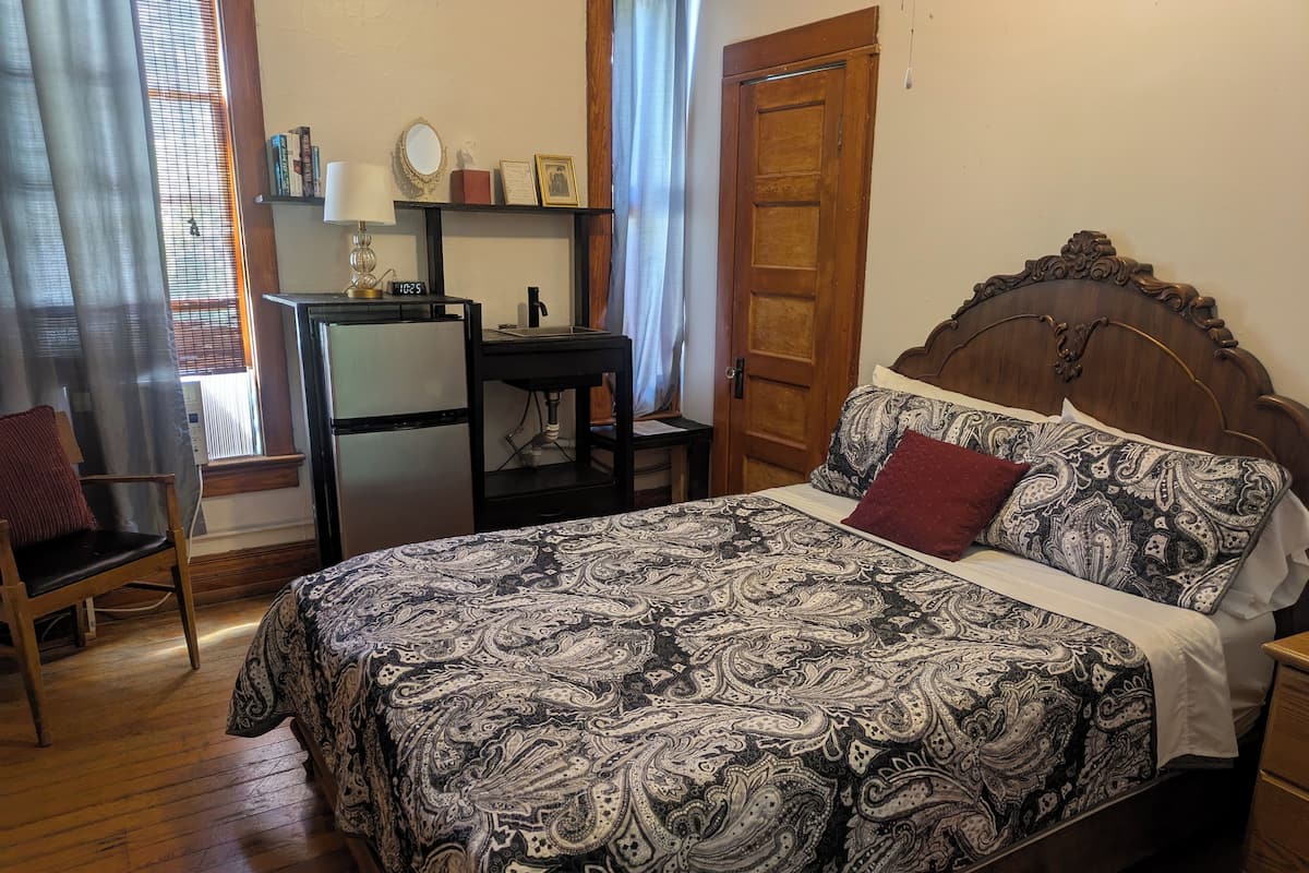 Pet-friendly, Private Bath, Full bed | 1 bedroom, individually furnished, bed sheets