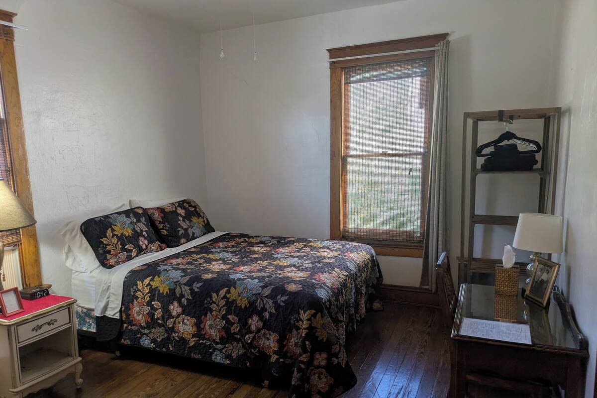 Private Bath, Queen Bed | Individually furnished, bed sheets