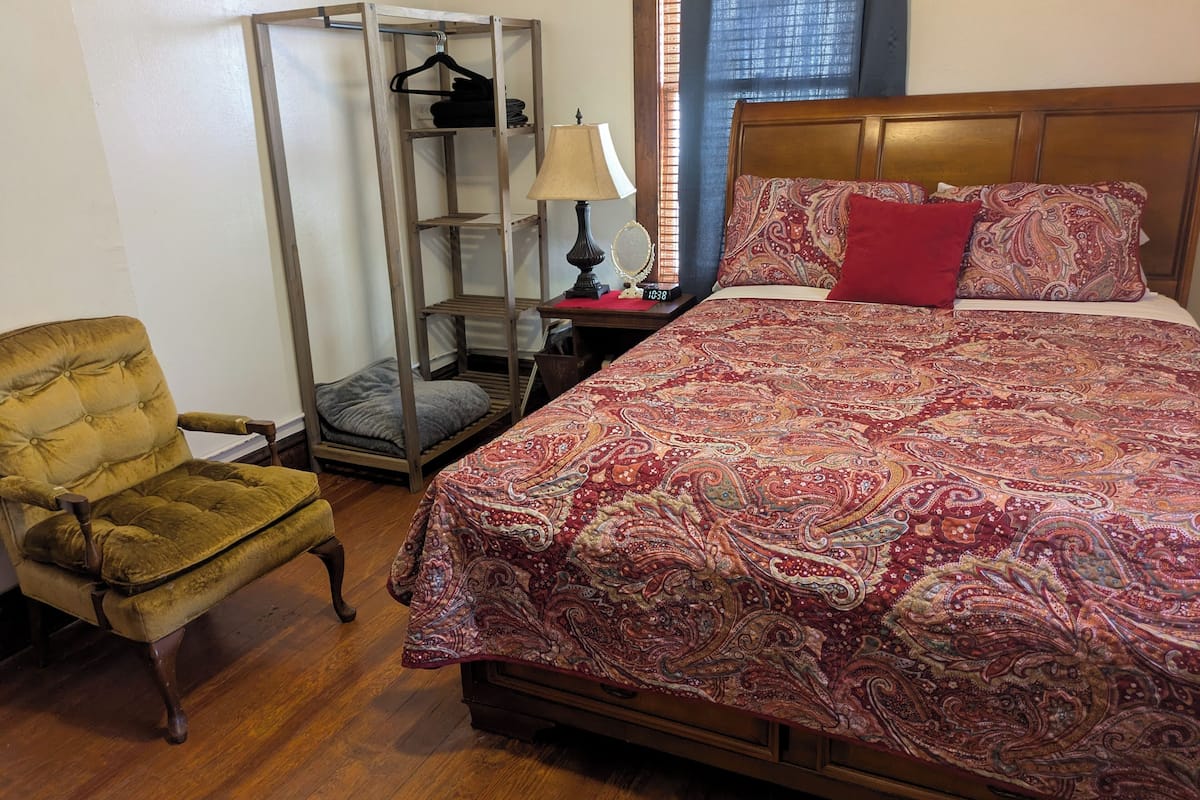 Private Bath, Queen Bed, w/ Tub | 1 bedroom, individually furnished, bed sheets