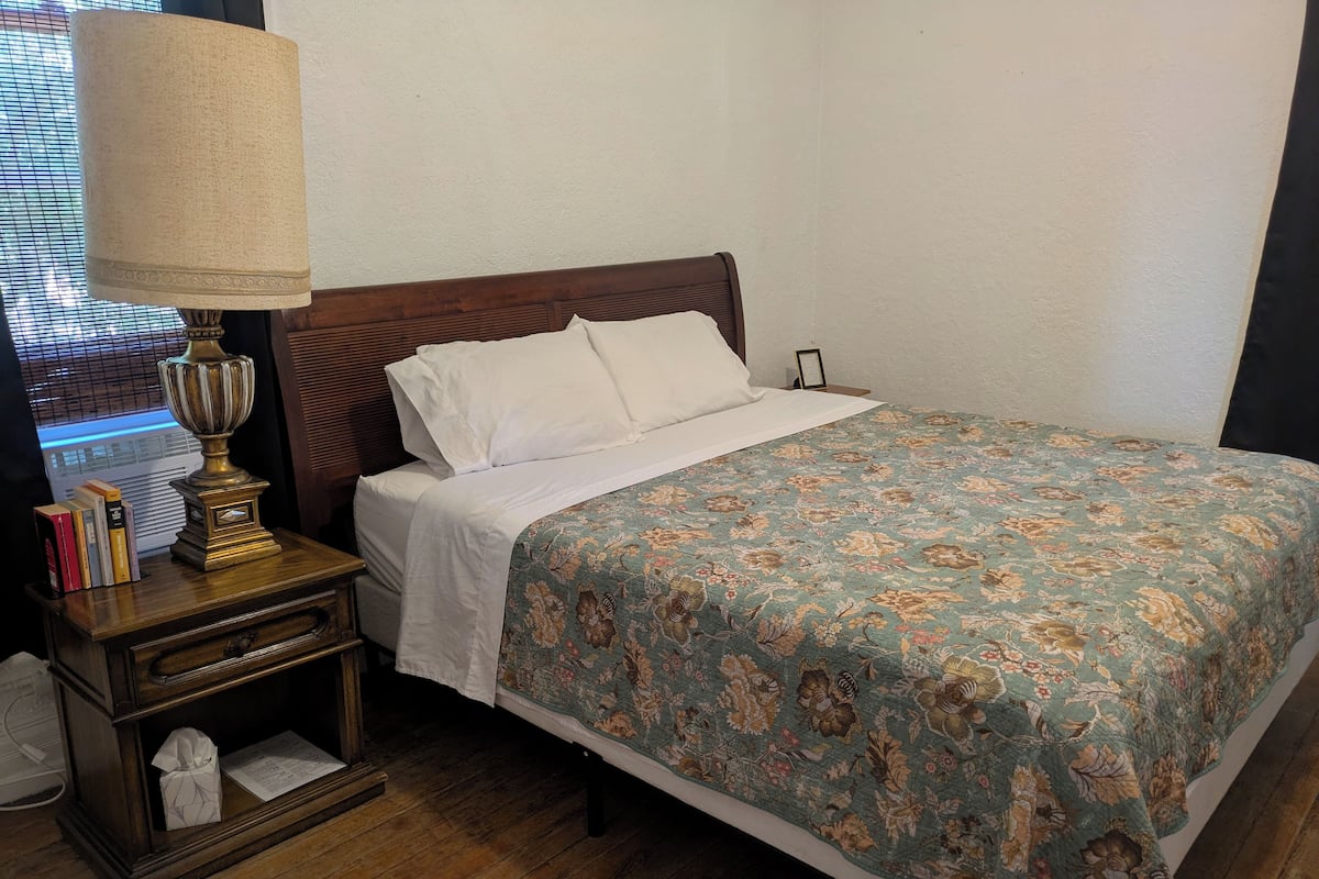 Pet-friendly, Shared Bath, King Bed, w/ View | 1 bedroom, individually furnished, bed sheets