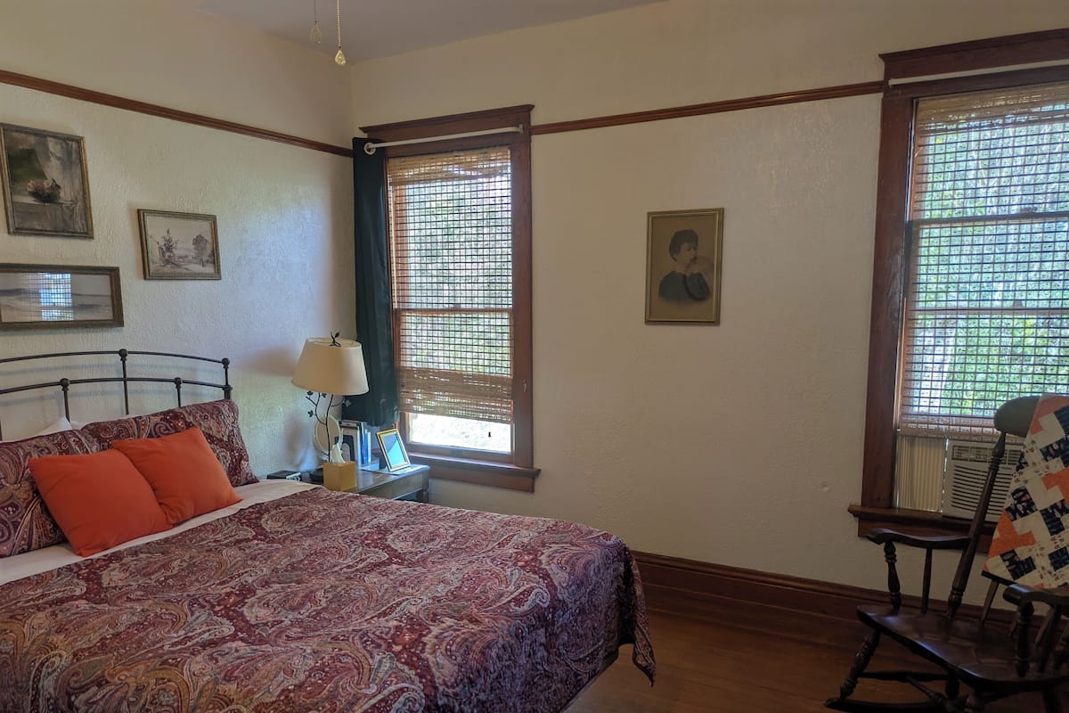 Shared Bath, Queen Bed | 1 bedroom, individually furnished, bed sheets