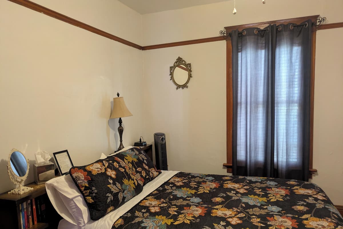 Shared Bath, Queen | 1 bedroom, individually furnished, bed sheets