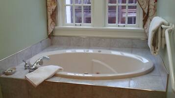 Jetted tub