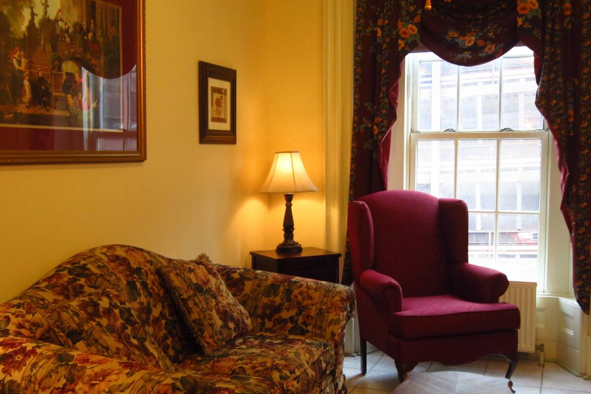 Executive Suite, 1 Queen Bed | Living area