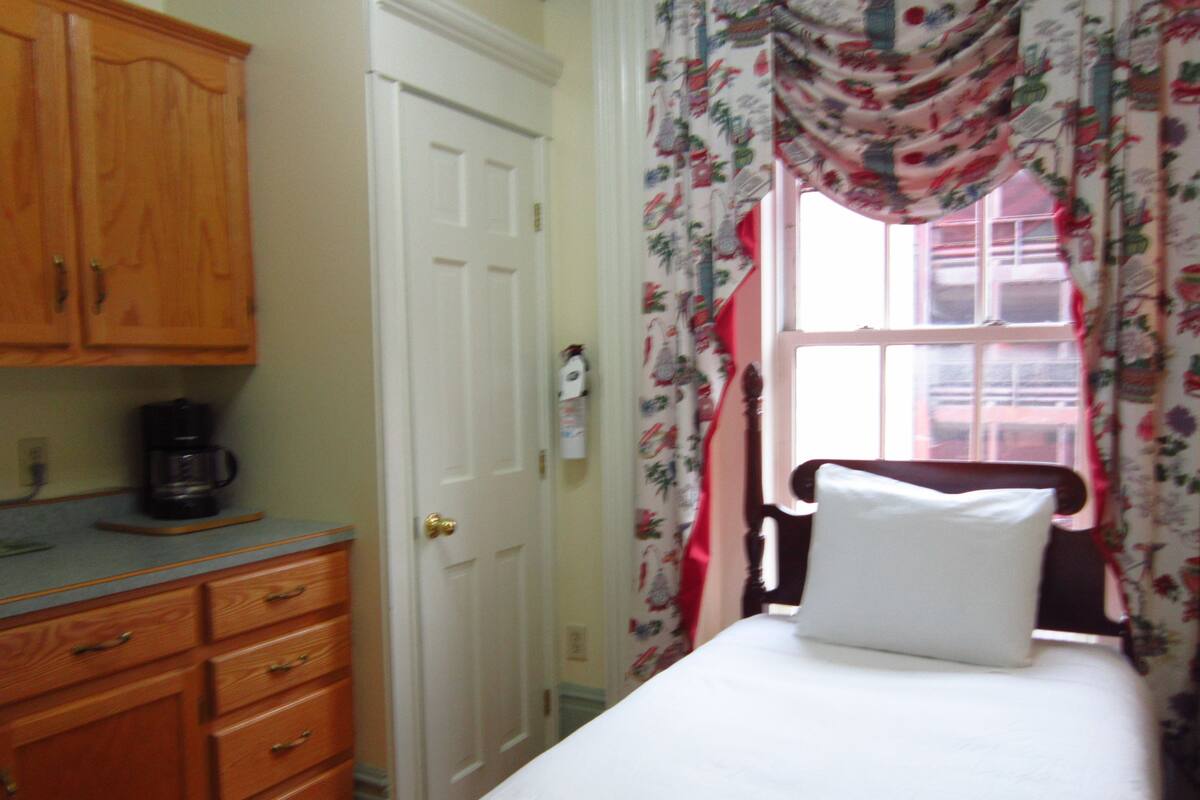 Economy Single Room