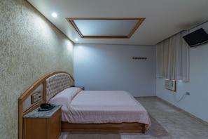 Minibar, caja de seguridad en la habitación y escritorio 