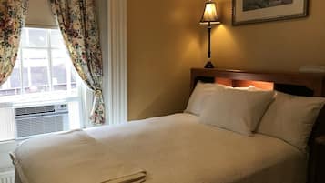 Economy Double Room, 1 Double Bed | Individually decorated, individually furnished, iron/ironing board