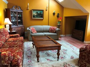 Ático ejecutivo, 1 cama de matrimonio grande | Zona de estar | Una televisión de pantalla plana