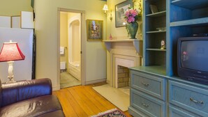 Suite ejecutiva, 1 cama de matrimonio | Zona de estar | Una televisión de pantalla plana
