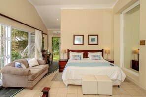 Minibar, in-room safe, individually decorated, desk - Chartwell Guest House (Umhlanga)